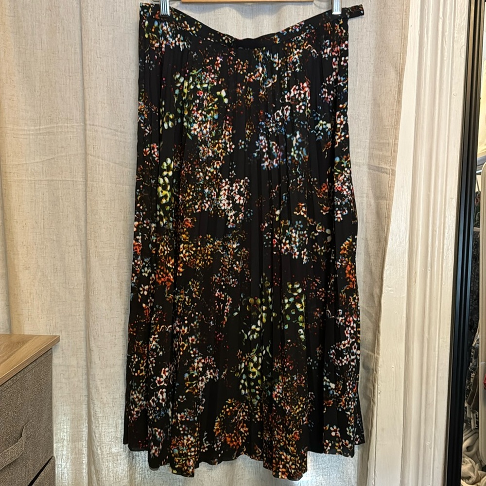 Pleated abstract print midi skirt